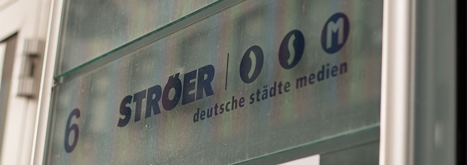 Aussenansicht des Hausnummernschildes von Ströer Online Marketing in Essen